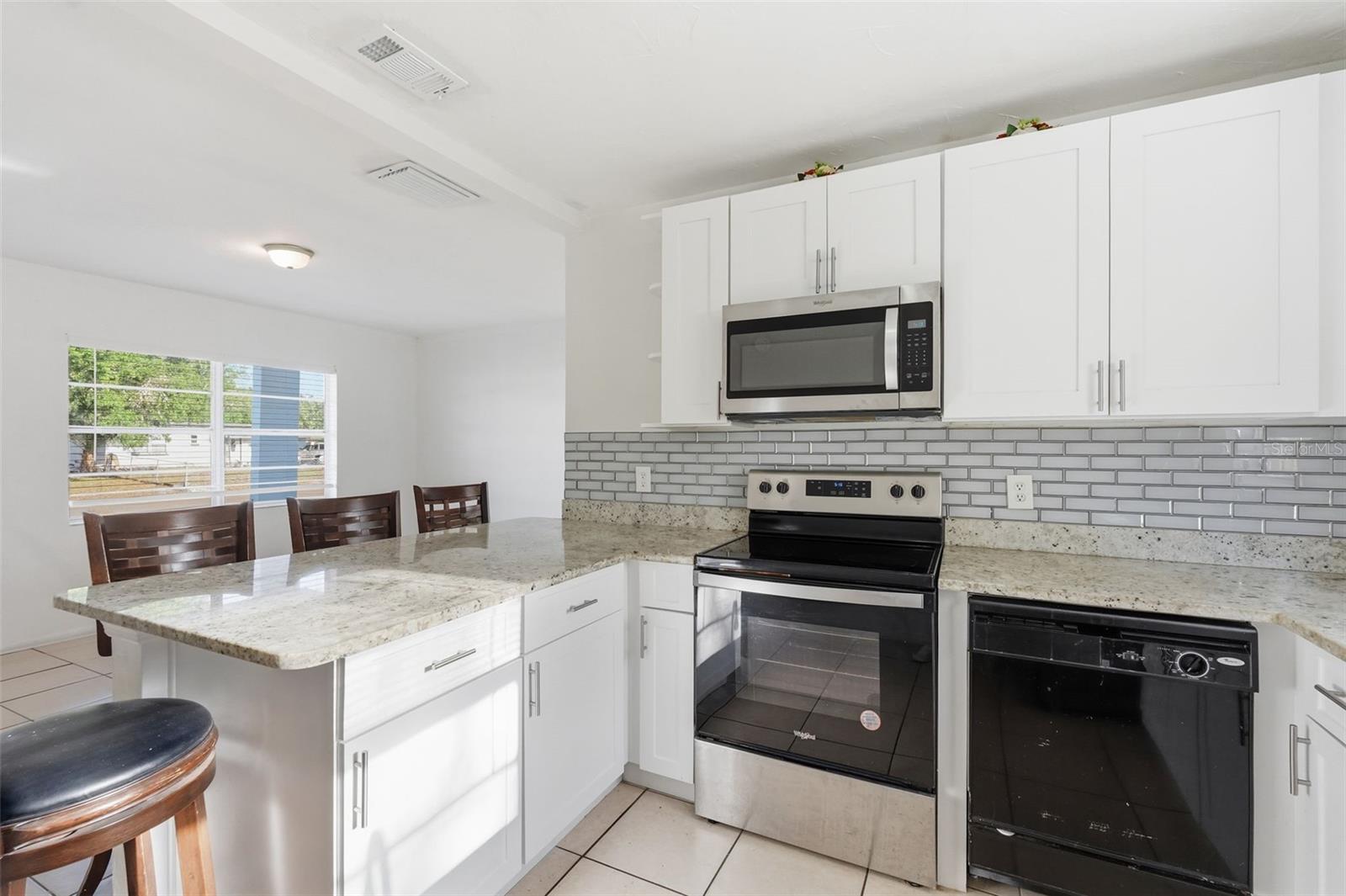 Image 4 of 24 For 519 Hampton Avenue