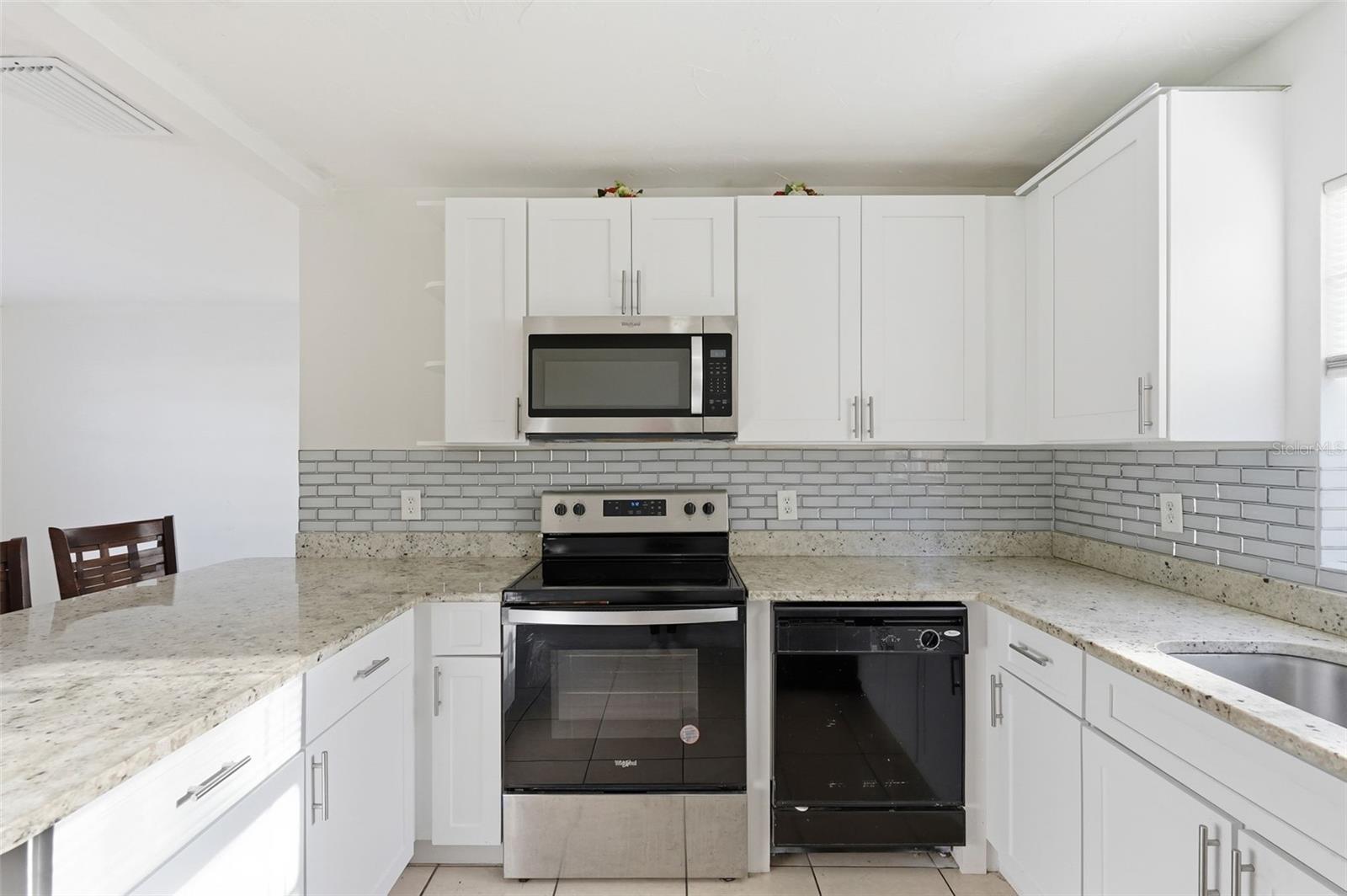 Image 5 of 24 For 519 Hampton Avenue