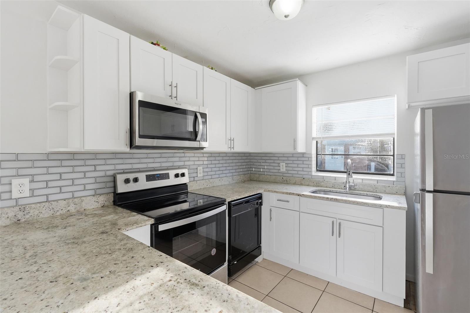 Image 6 of 24 For 519 Hampton Avenue