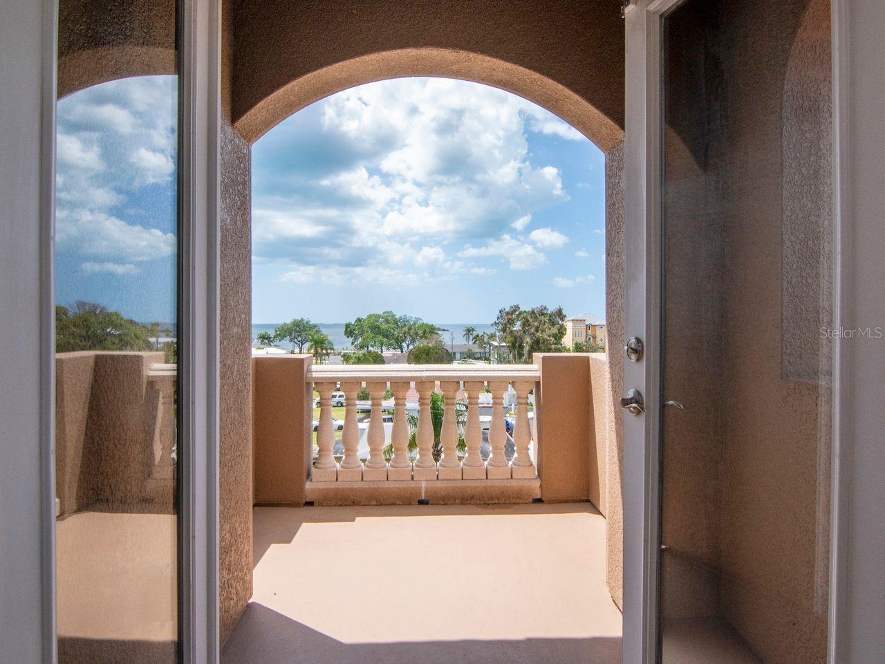 Listing photo id 8 for 507 Driftwood Drive E