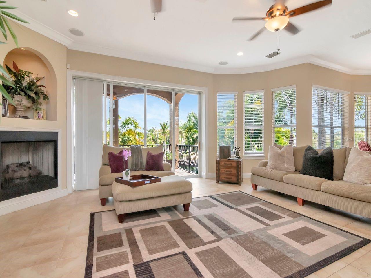 Listing photo id 11 for 507 Driftwood Drive E