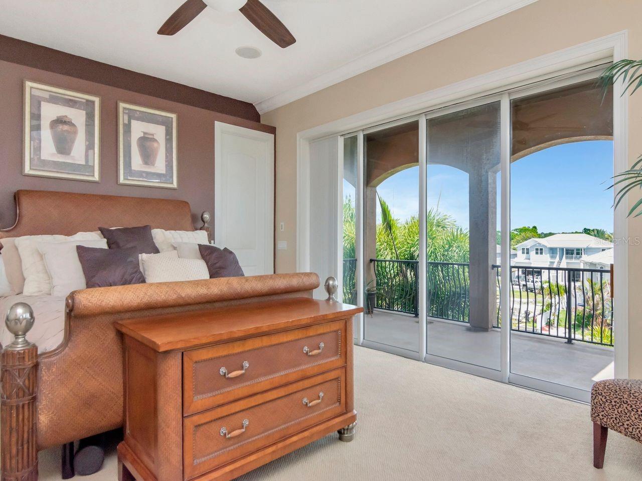 Listing photo id 25 for 507 Driftwood Drive E