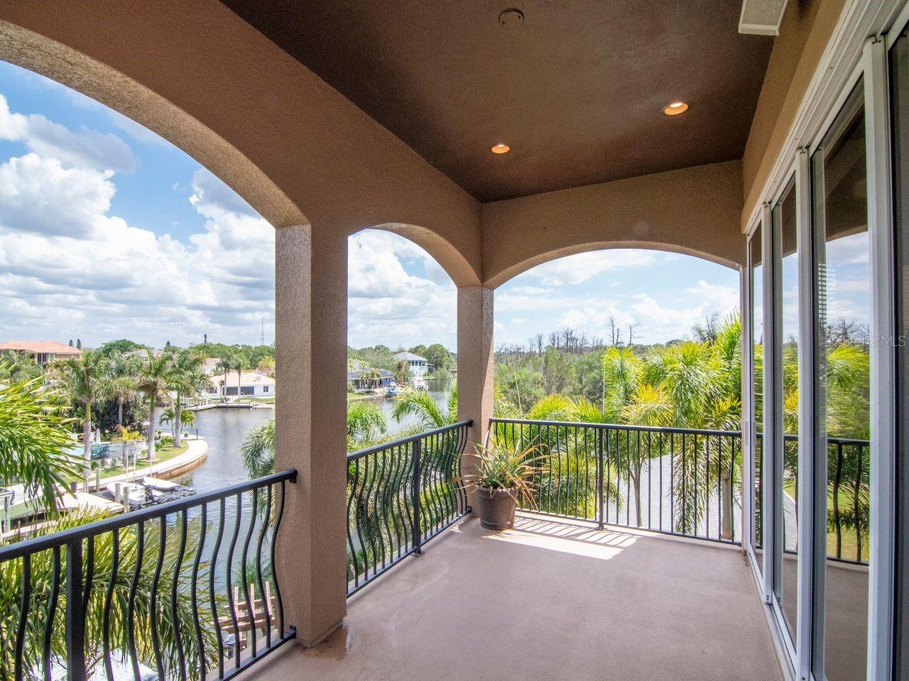 Listing photo id 27 for 507 Driftwood Drive E