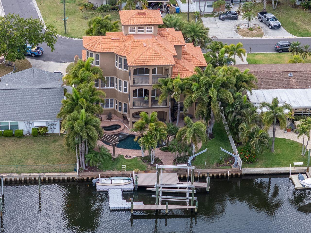 Listing photo id 1 for 507 Driftwood Drive E