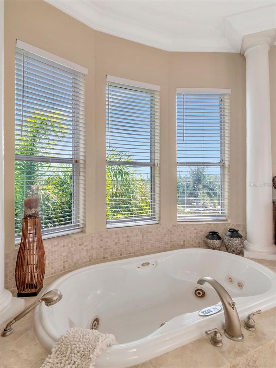 Listing photo id 30 for 507 Driftwood Drive E