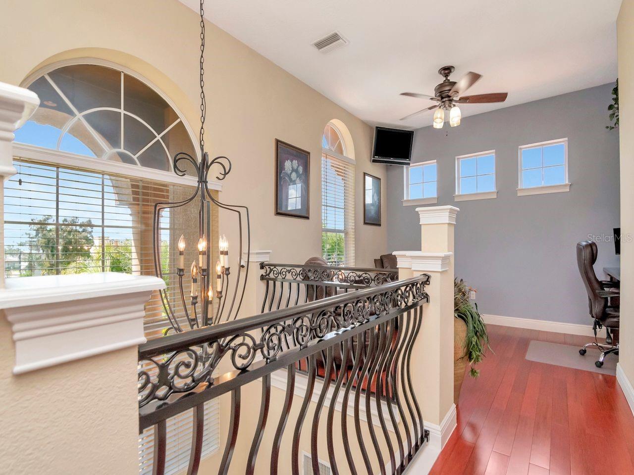 Listing photo id 35 for 507 Driftwood Drive E