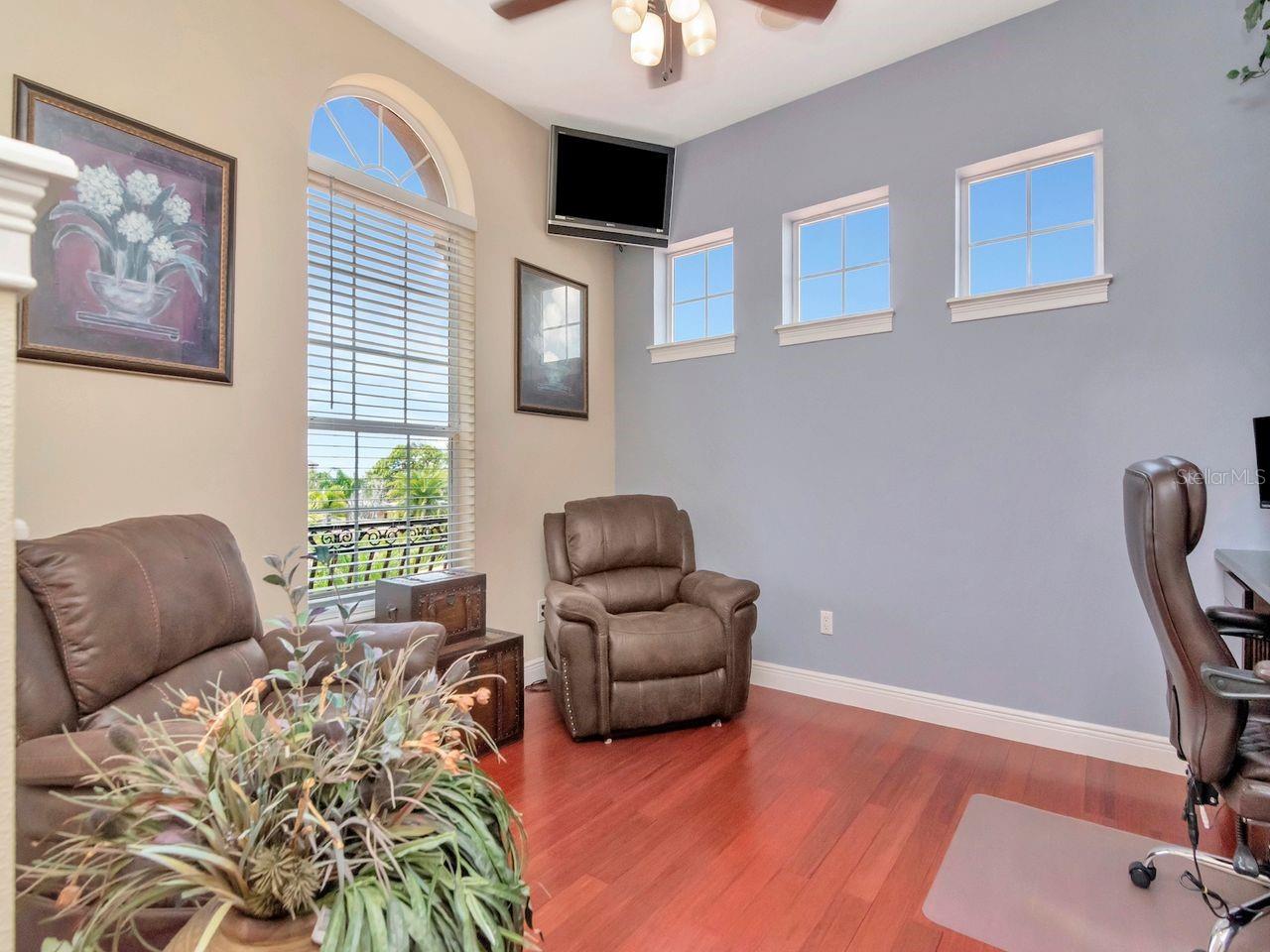 Listing photo id 36 for 507 Driftwood Drive E