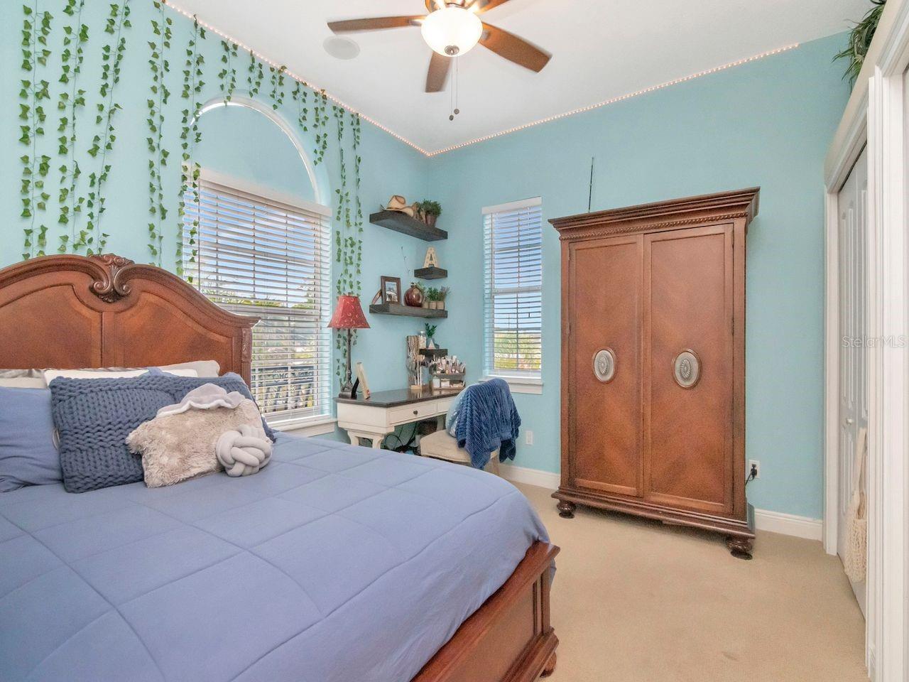 Listing photo id 40 for 507 Driftwood Drive E