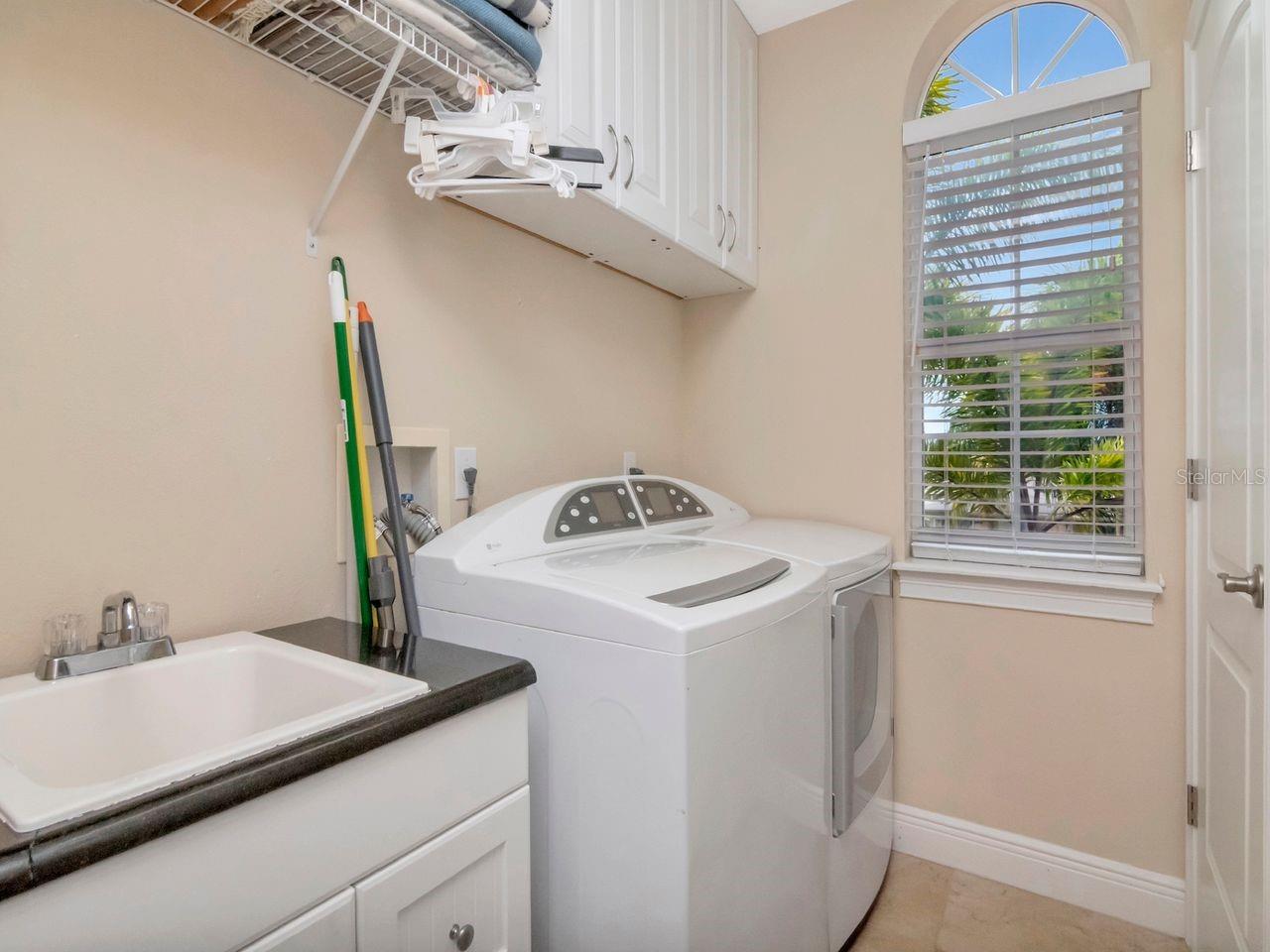 Listing photo id 41 for 507 Driftwood Drive E