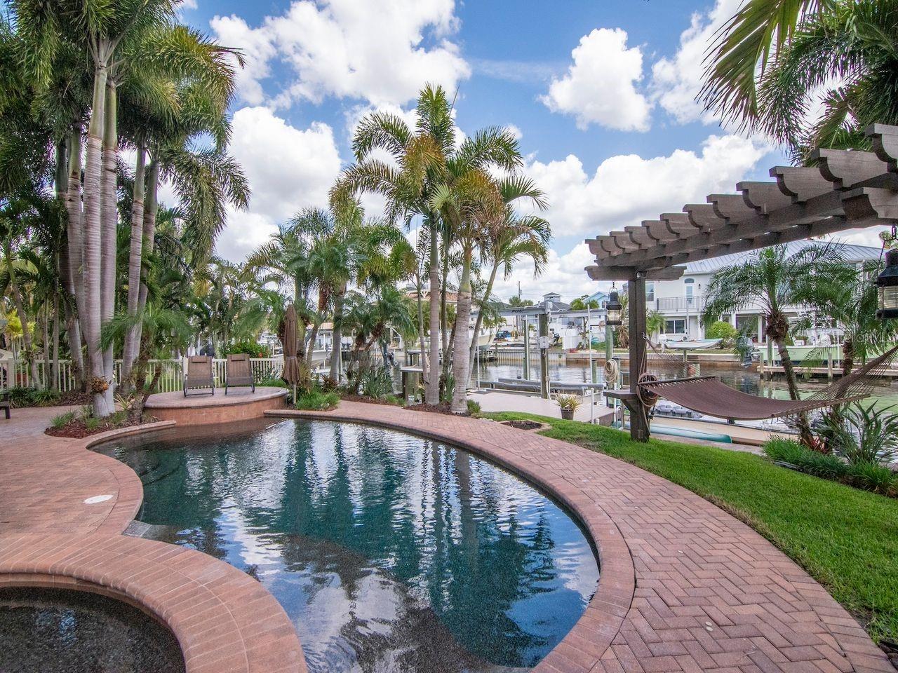 Listing photo id 54 for 507 Driftwood Drive E