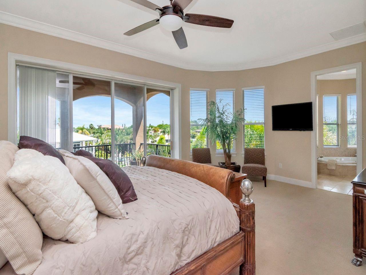 Listing photo id 5 for 507 Driftwood Drive E