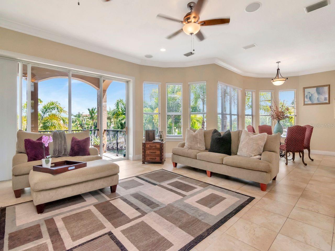 Listing photo id 6 for 507 Driftwood Drive E