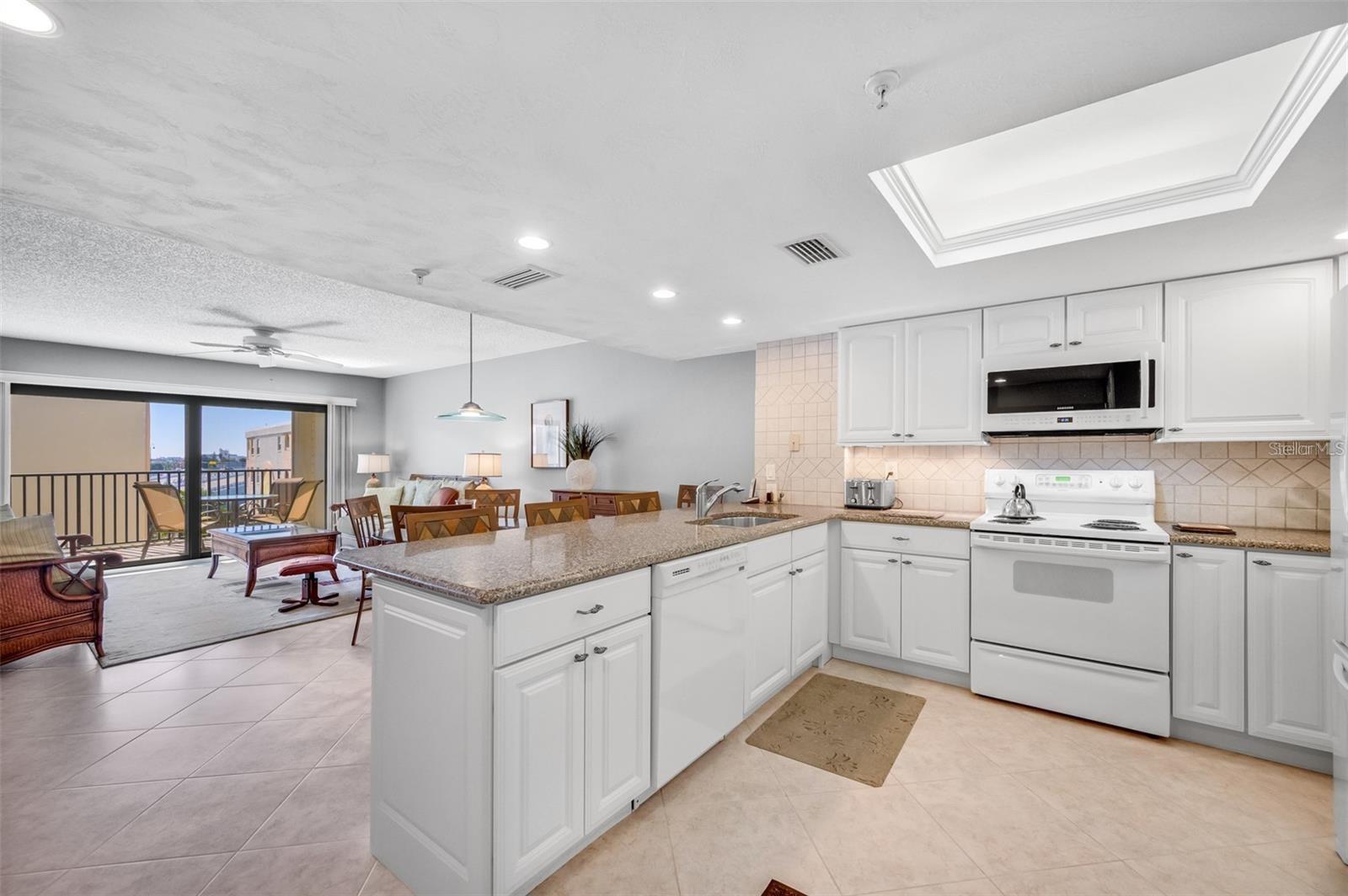 Image 29 of 62 For 12924 Gulf Boulevard 510