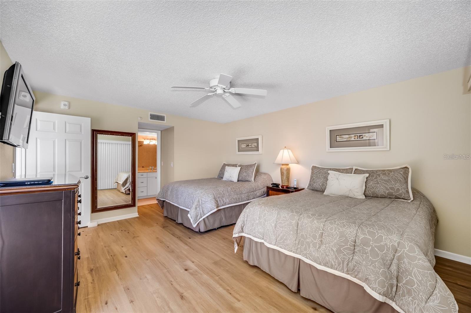 Image 33 of 62 For 12924 Gulf Boulevard 510