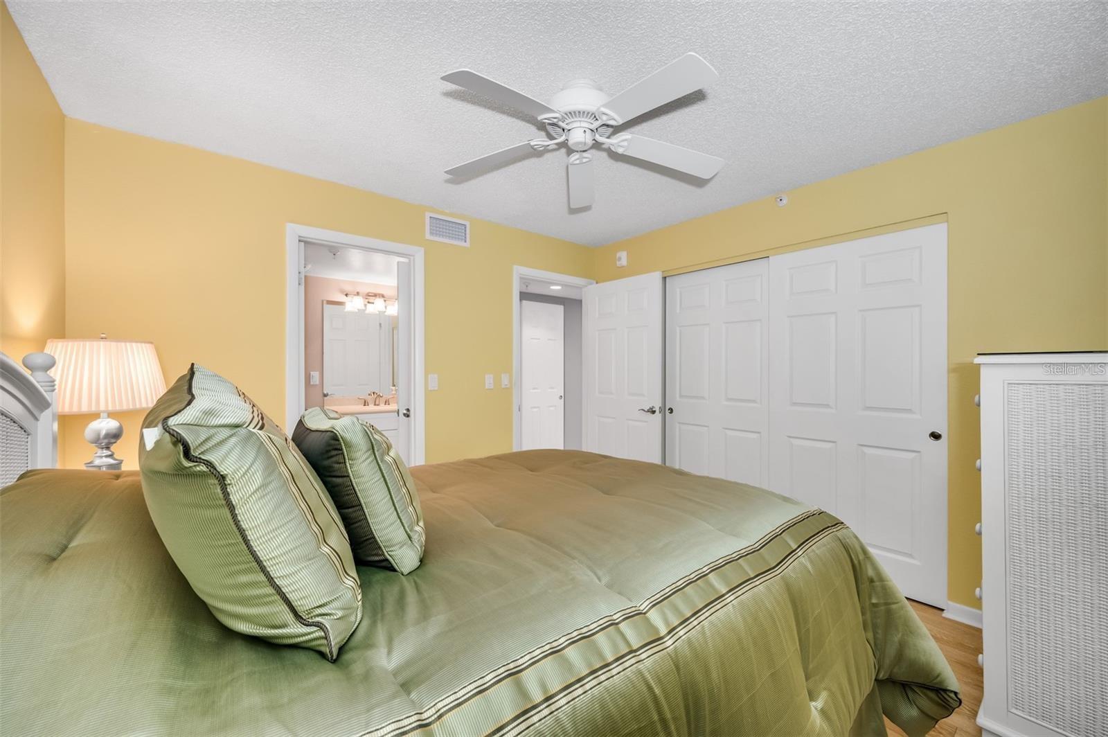 Image 42 of 62 For 12924 Gulf Boulevard 510