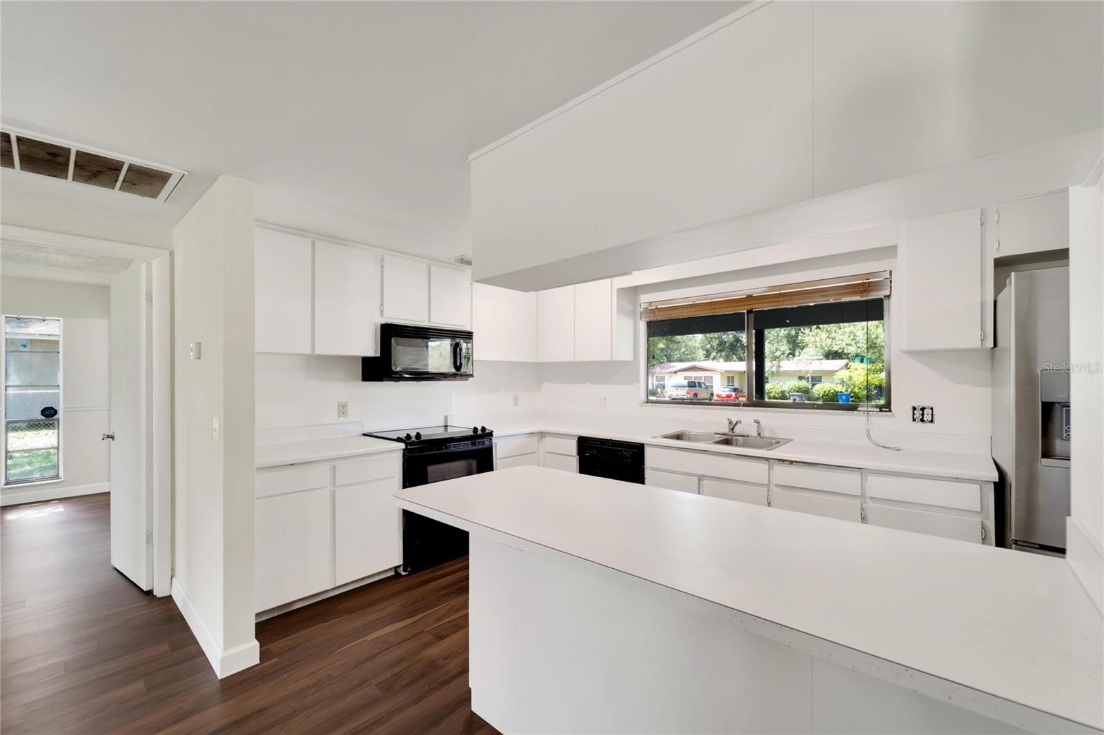 Listing photo id 9 for 502 Euclid Avenue