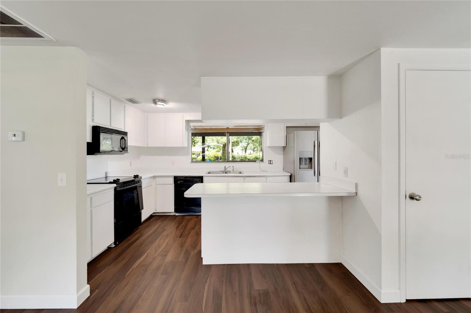 Listing photo id 3 for 502 Euclid Avenue