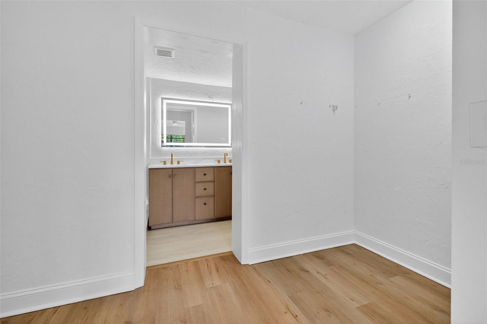 Image 17 of 35 For 637 41st Avenue Ne