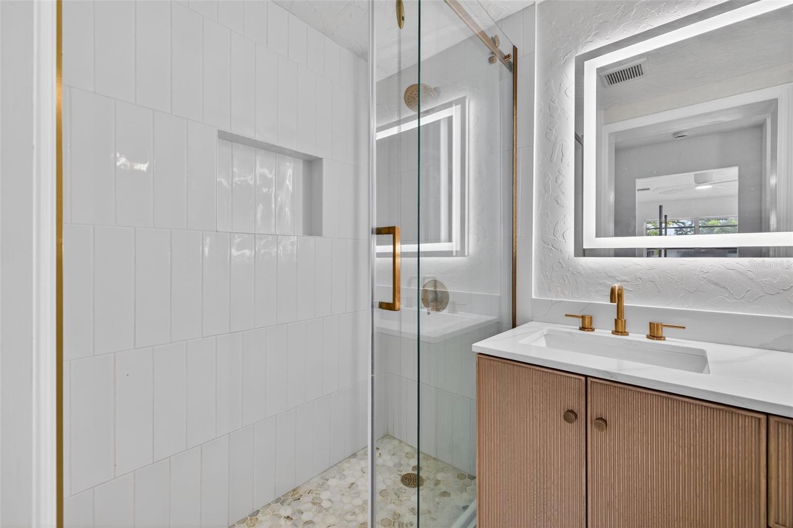 Image 20 of 35 For 637 41st Avenue Ne