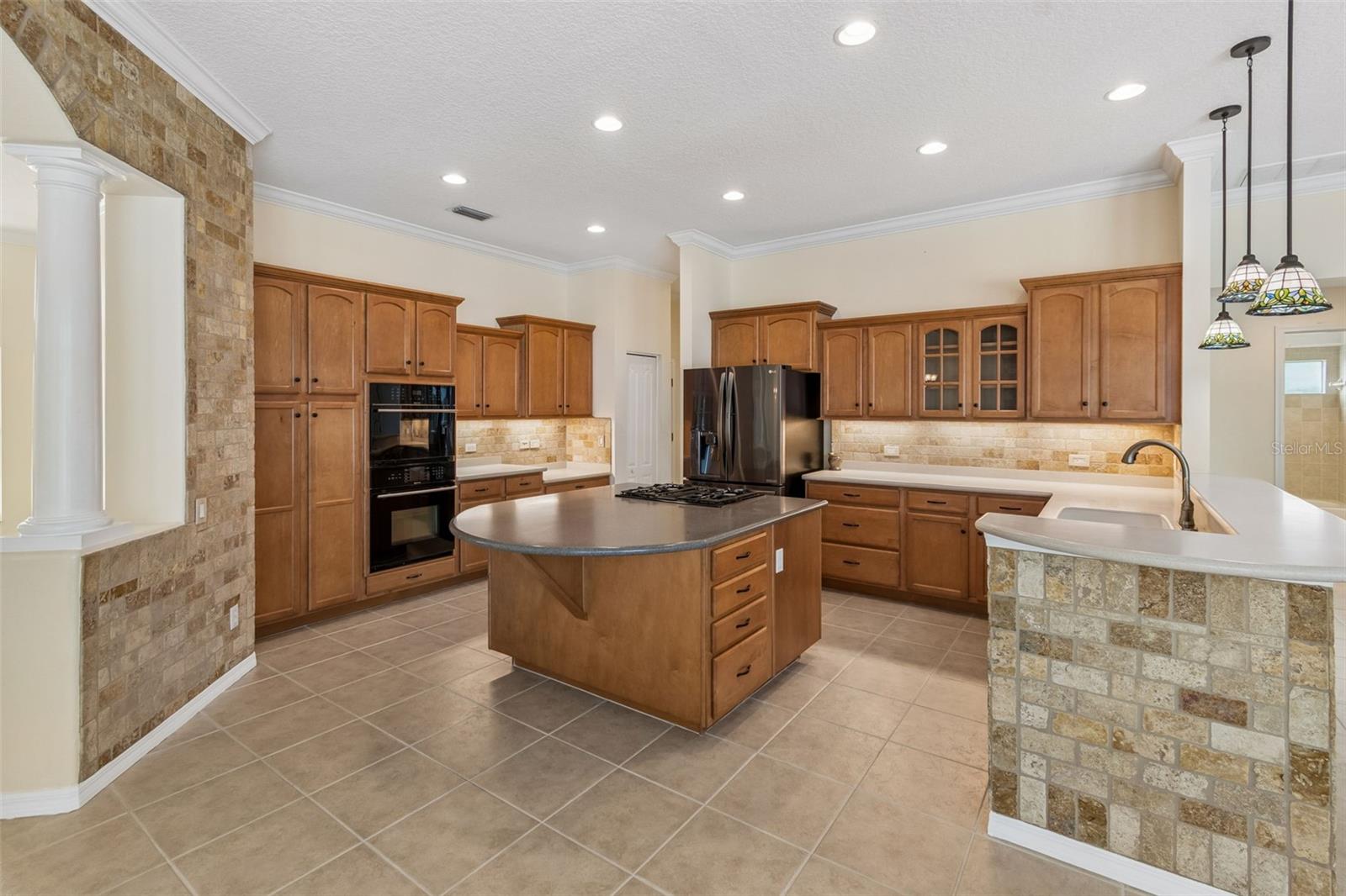 Listing photo id 13 for 2731 Blue Springs Place