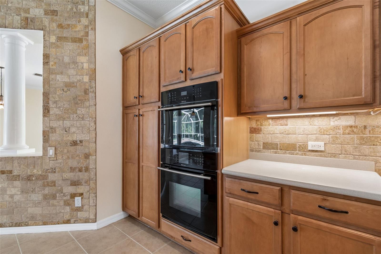 Listing photo id 14 for 2731 Blue Springs Place