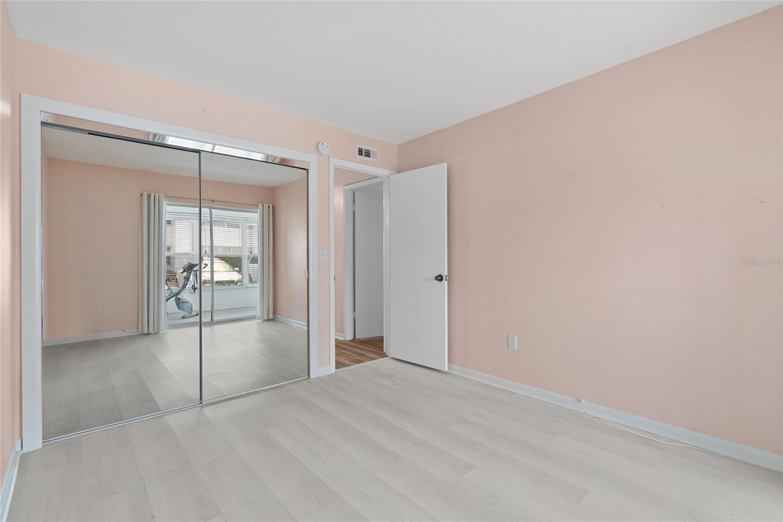 Image 17 of 24 For 209 Lincoln Circle N 109