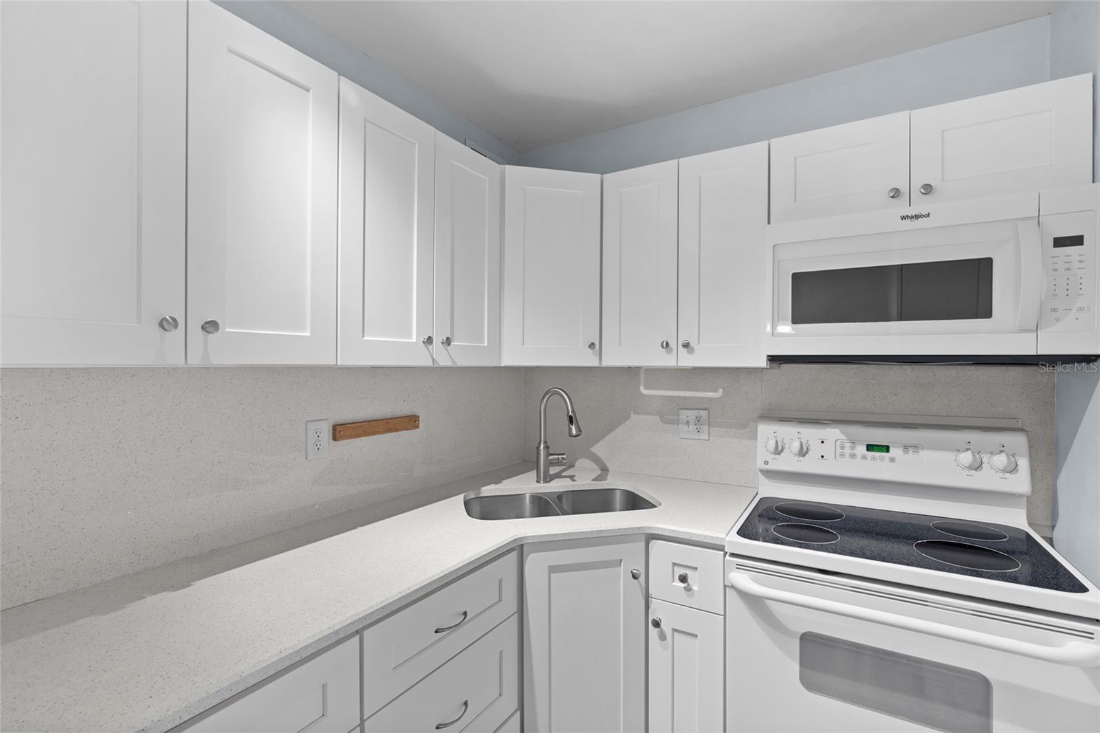 Image 7 of 24 For 209 Lincoln Circle N 109