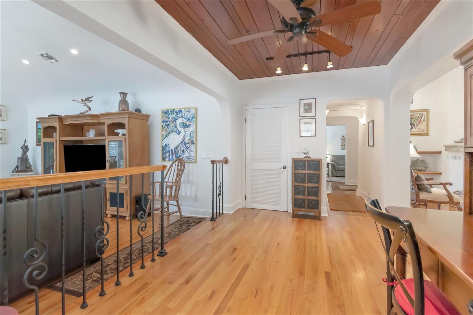 Image 16 of 58 For 135 25th Avenue Ne