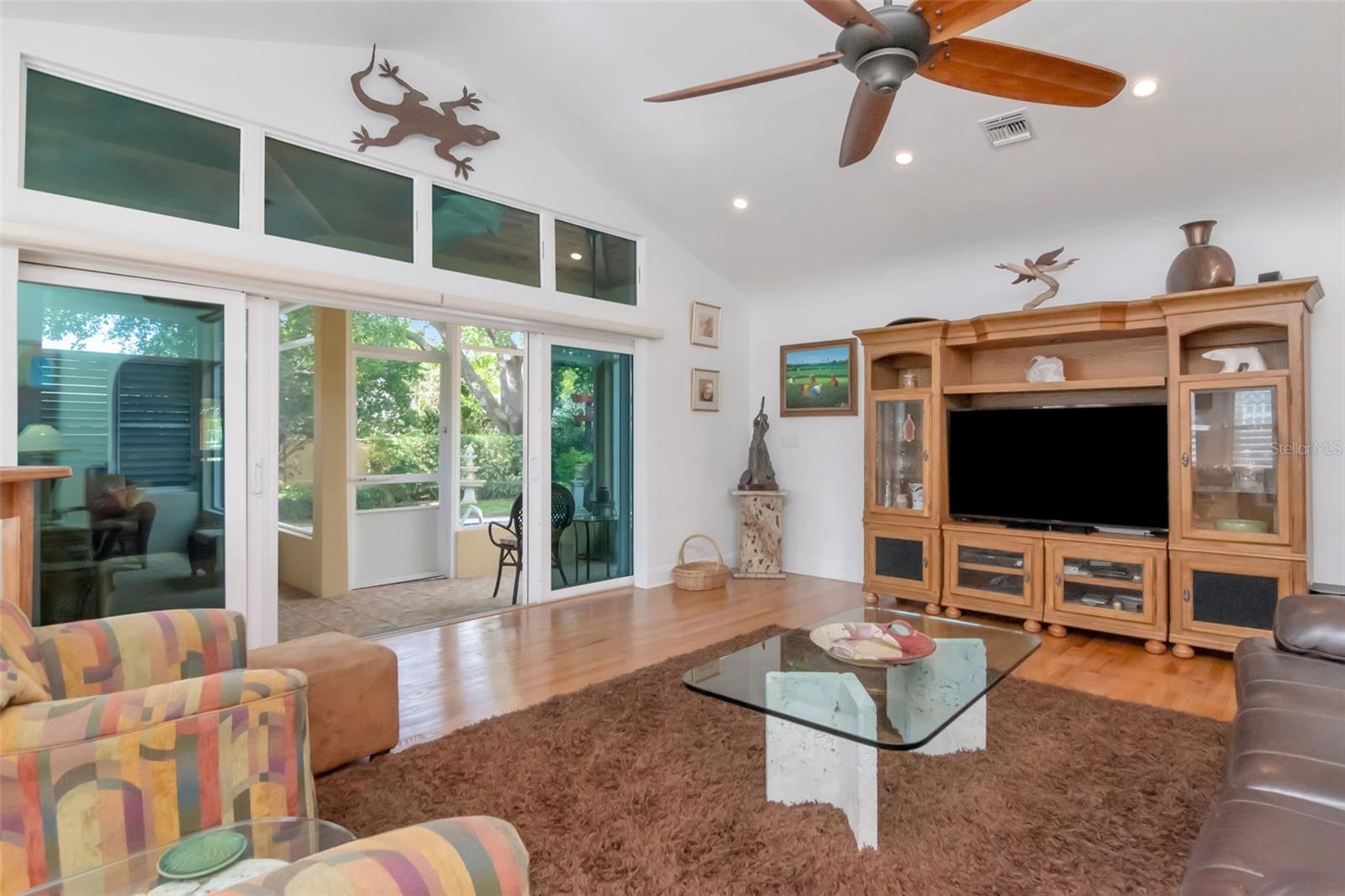 Image 20 of 58 For 135 25th Avenue Ne