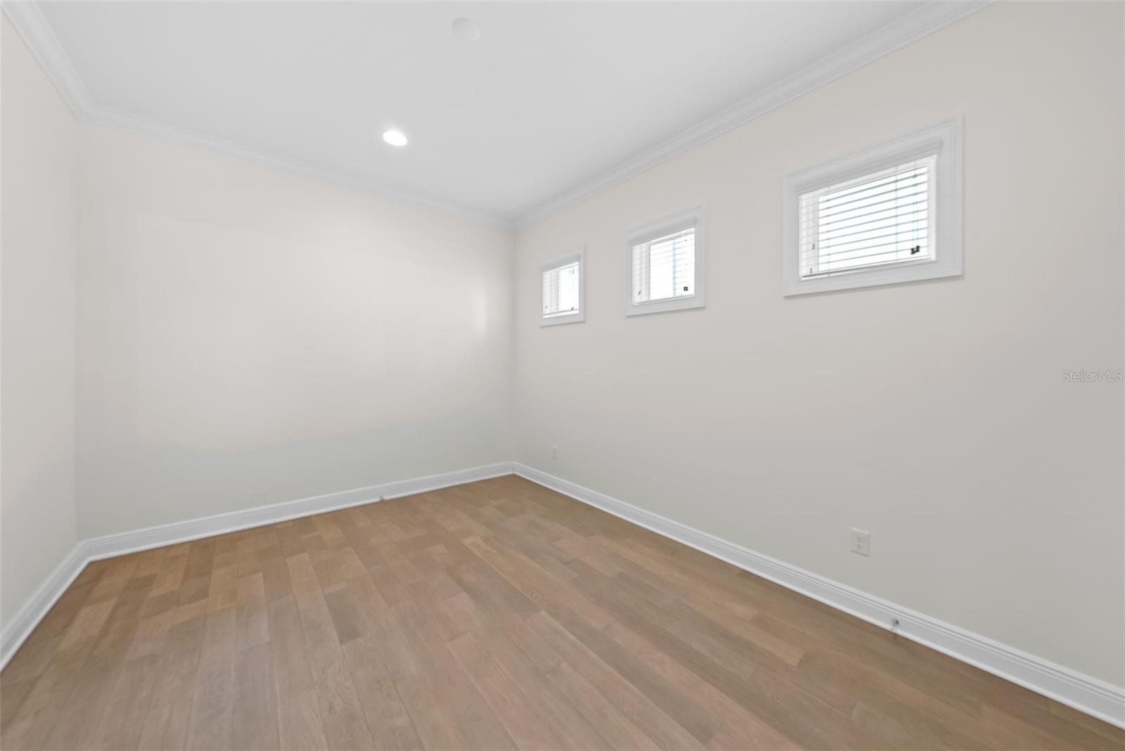 Listing photo id 13 for 2905 San Carlos Street