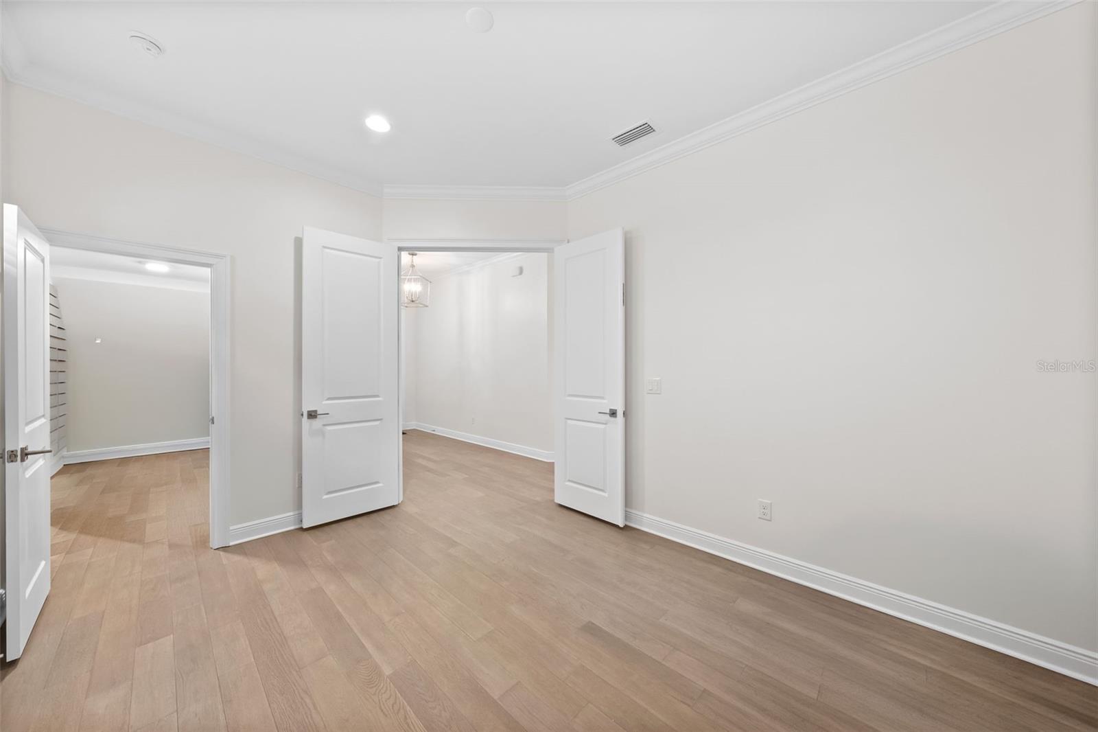 Listing photo id 14 for 2905 San Carlos Street