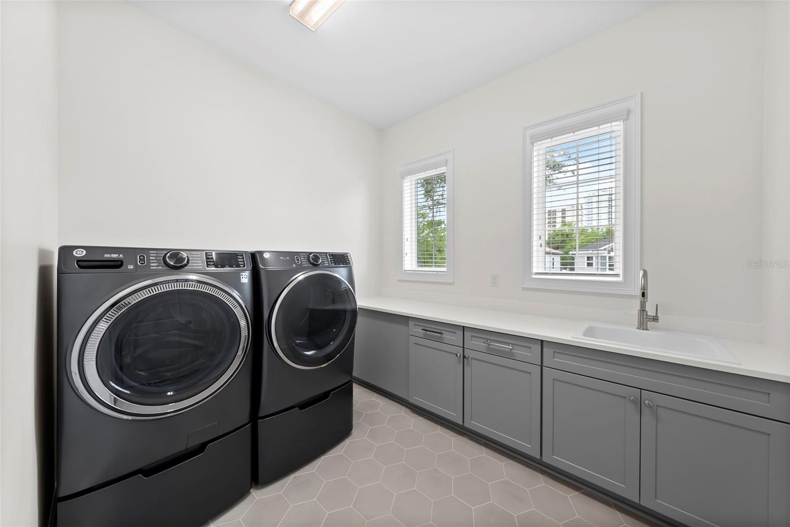 Listing photo id 32 for 2905 San Carlos Street