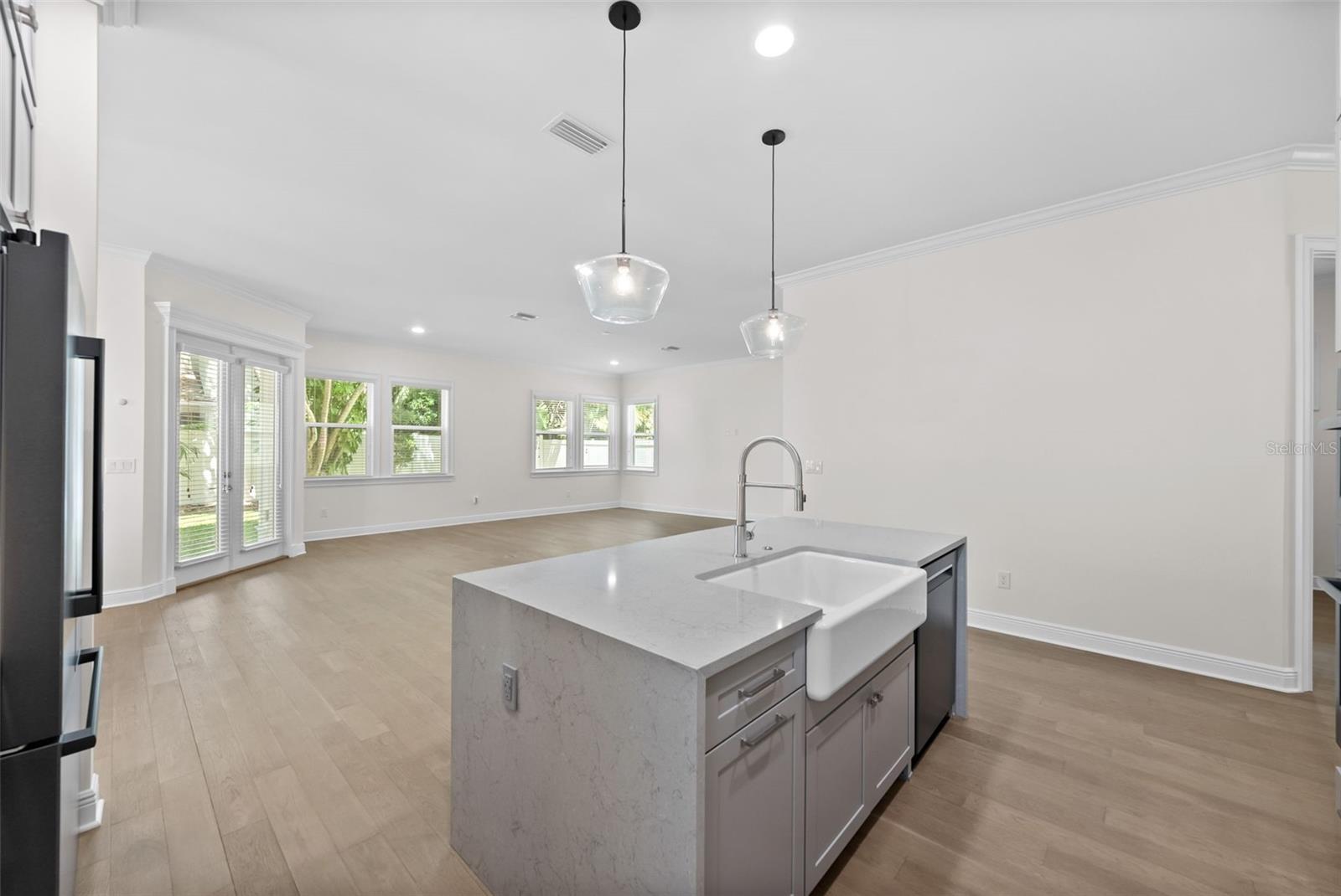 Listing photo id 3 for 2905 San Carlos Street