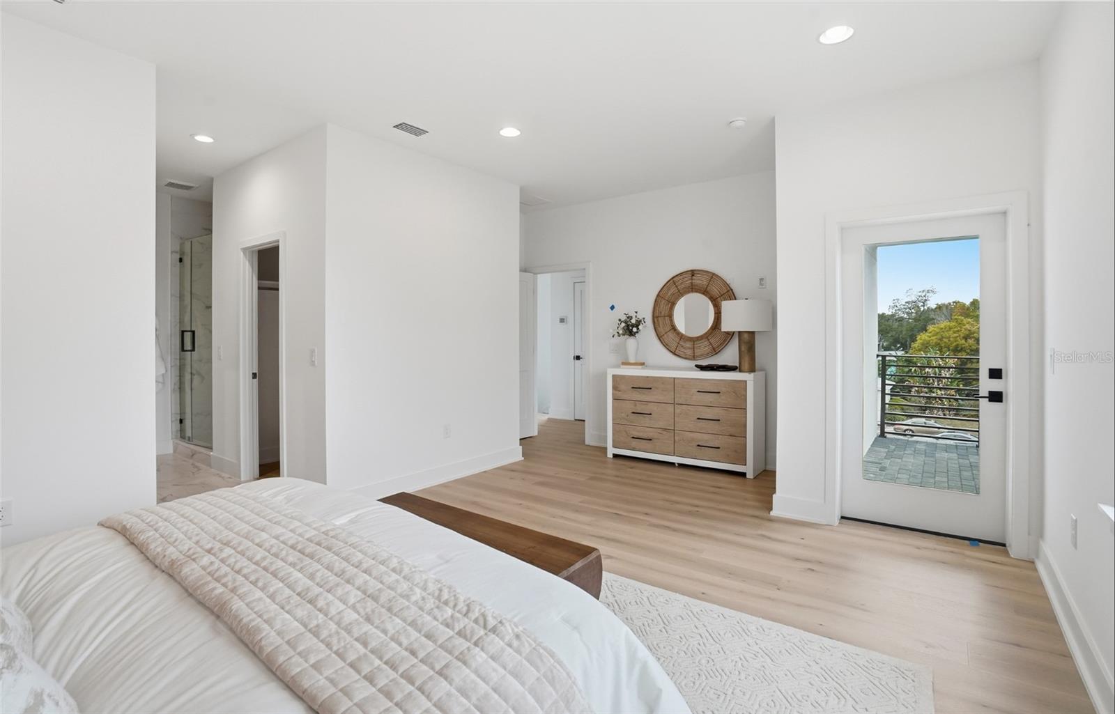 Listing photo id 11 for 3002 Platt  3