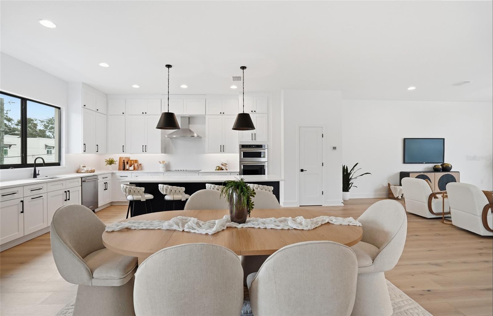 Listing photo id 5 for 3002 Platt  3