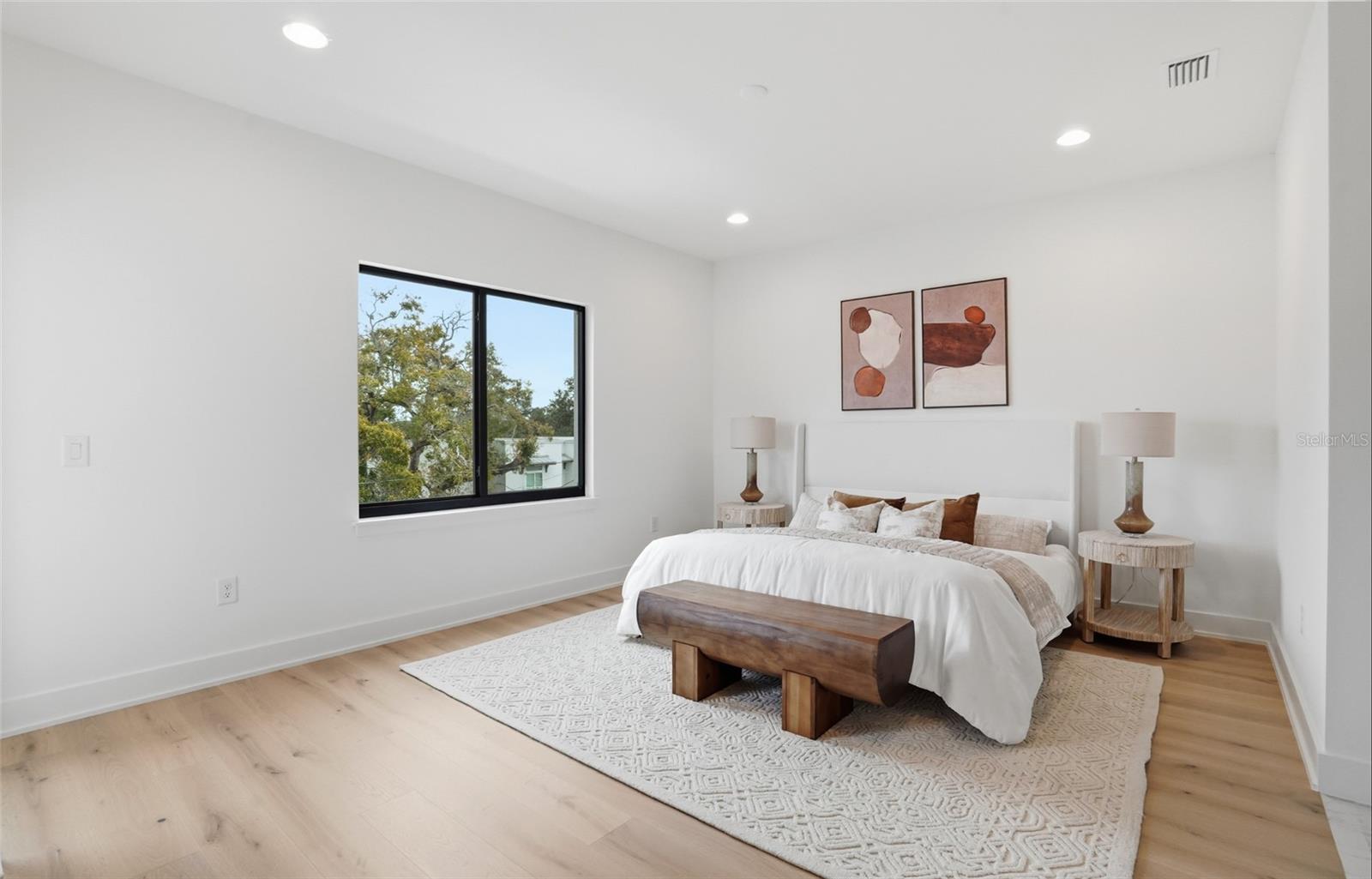 Listing photo id 7 for 3002 Platt  3