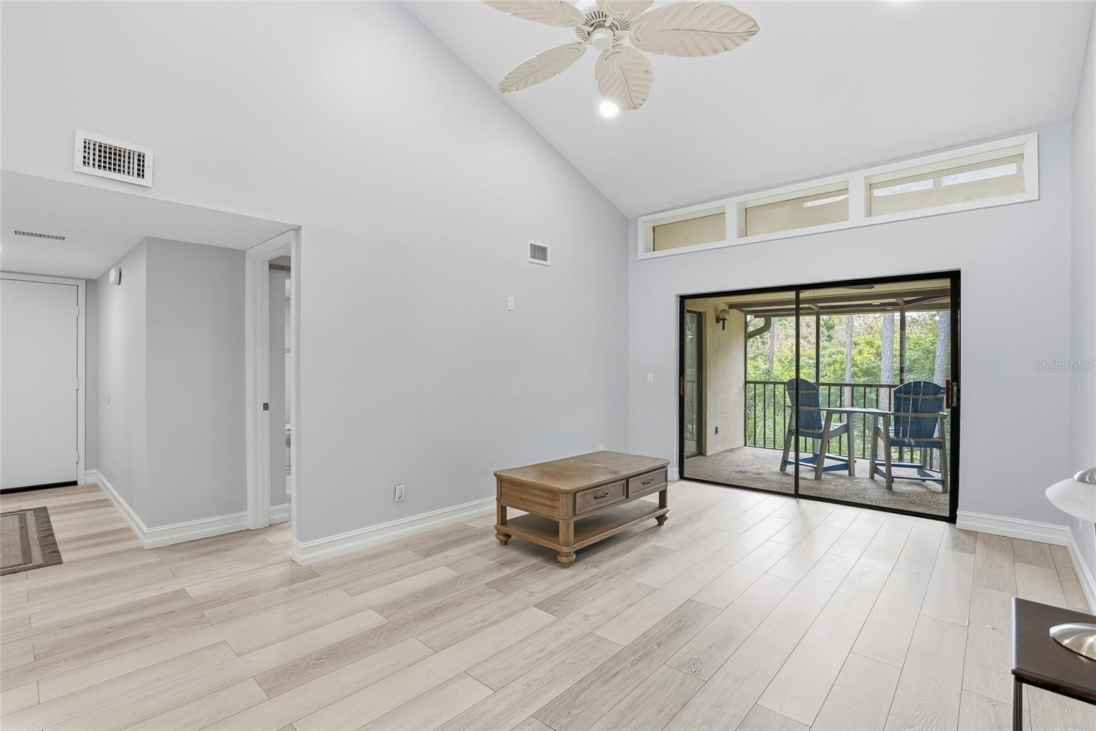 Image 15 of 36 For 130 Woodlake Wynde  130