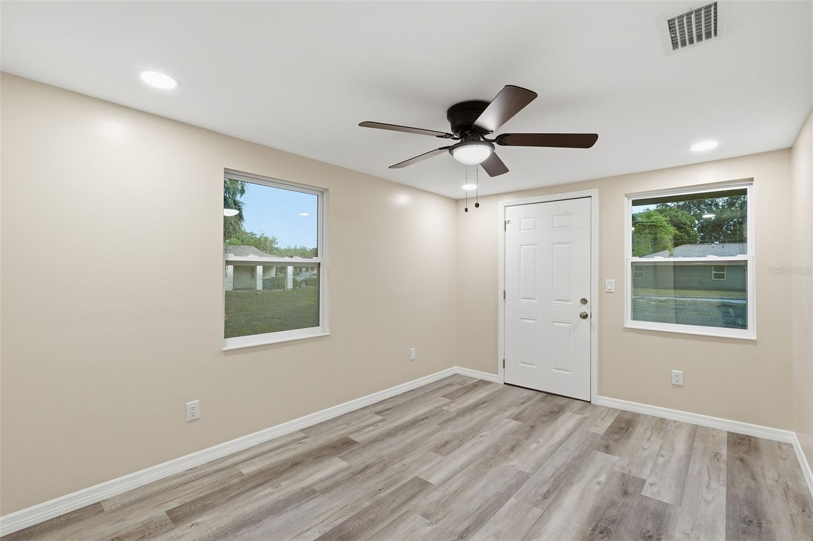 Image 10 of 18 For 903 Vine Avenue