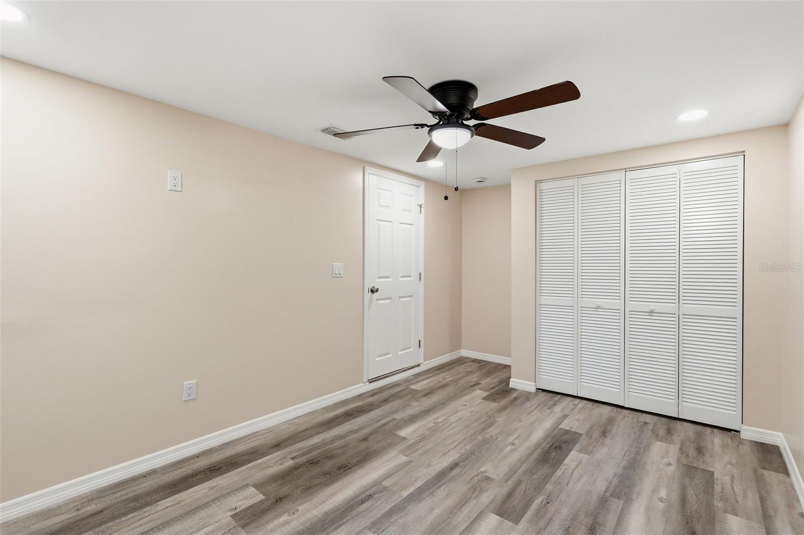 Image 11 of 18 For 903 Vine Avenue