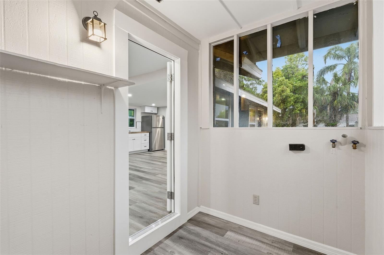 Image 3 of 18 For 903 Vine Avenue