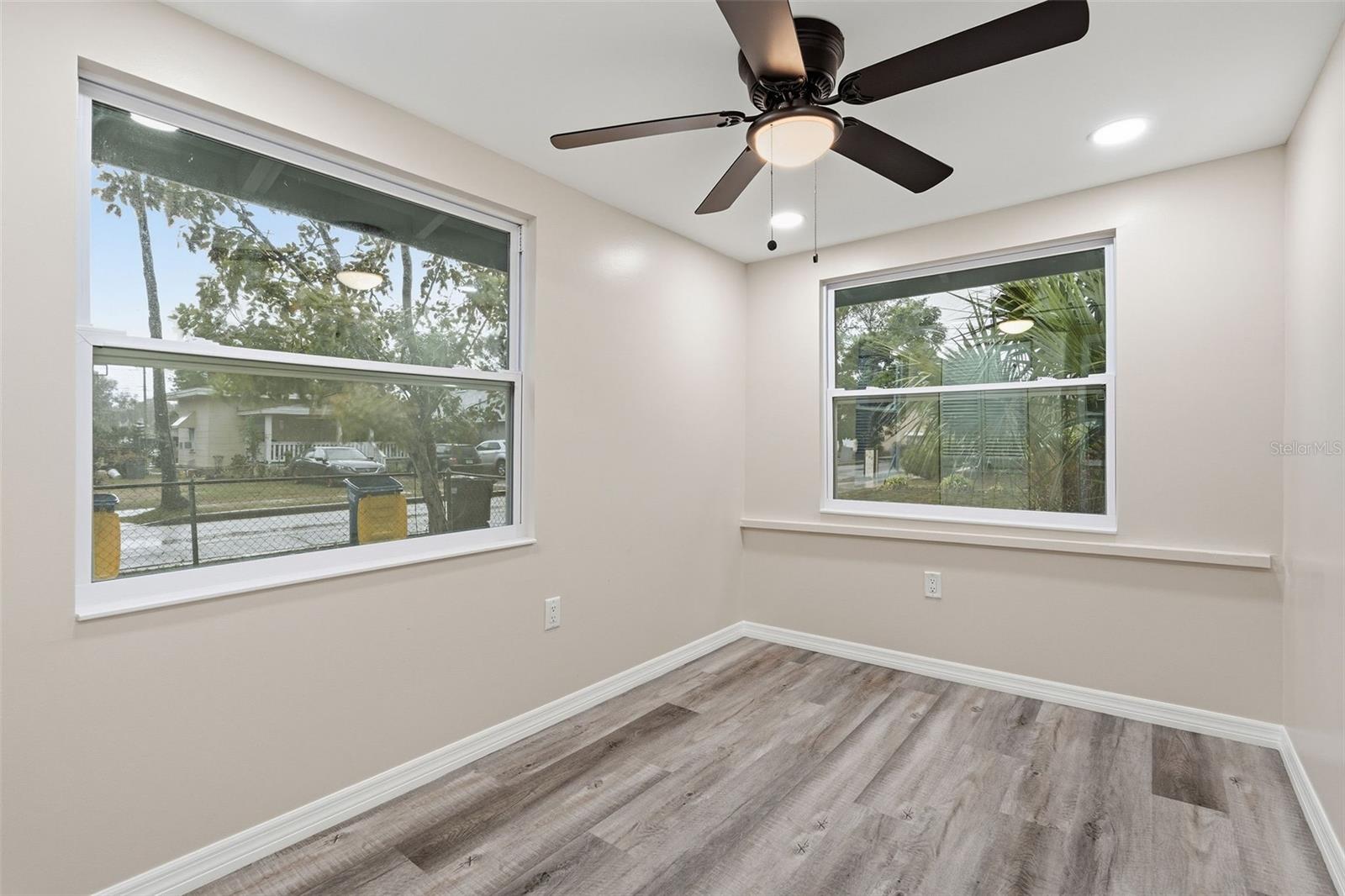 Image 4 of 18 For 903 Vine Avenue