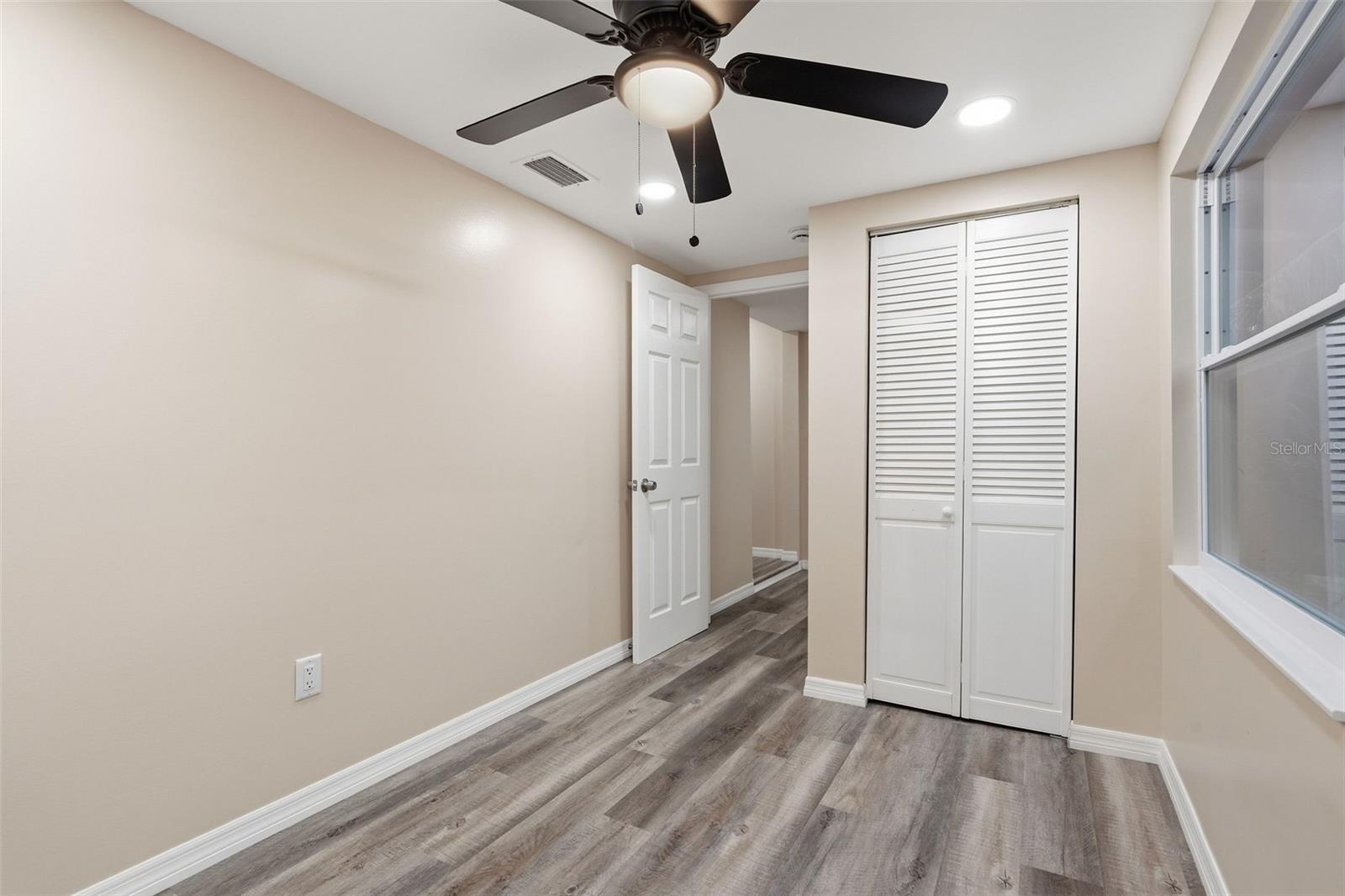 Image 5 of 18 For 903 Vine Avenue