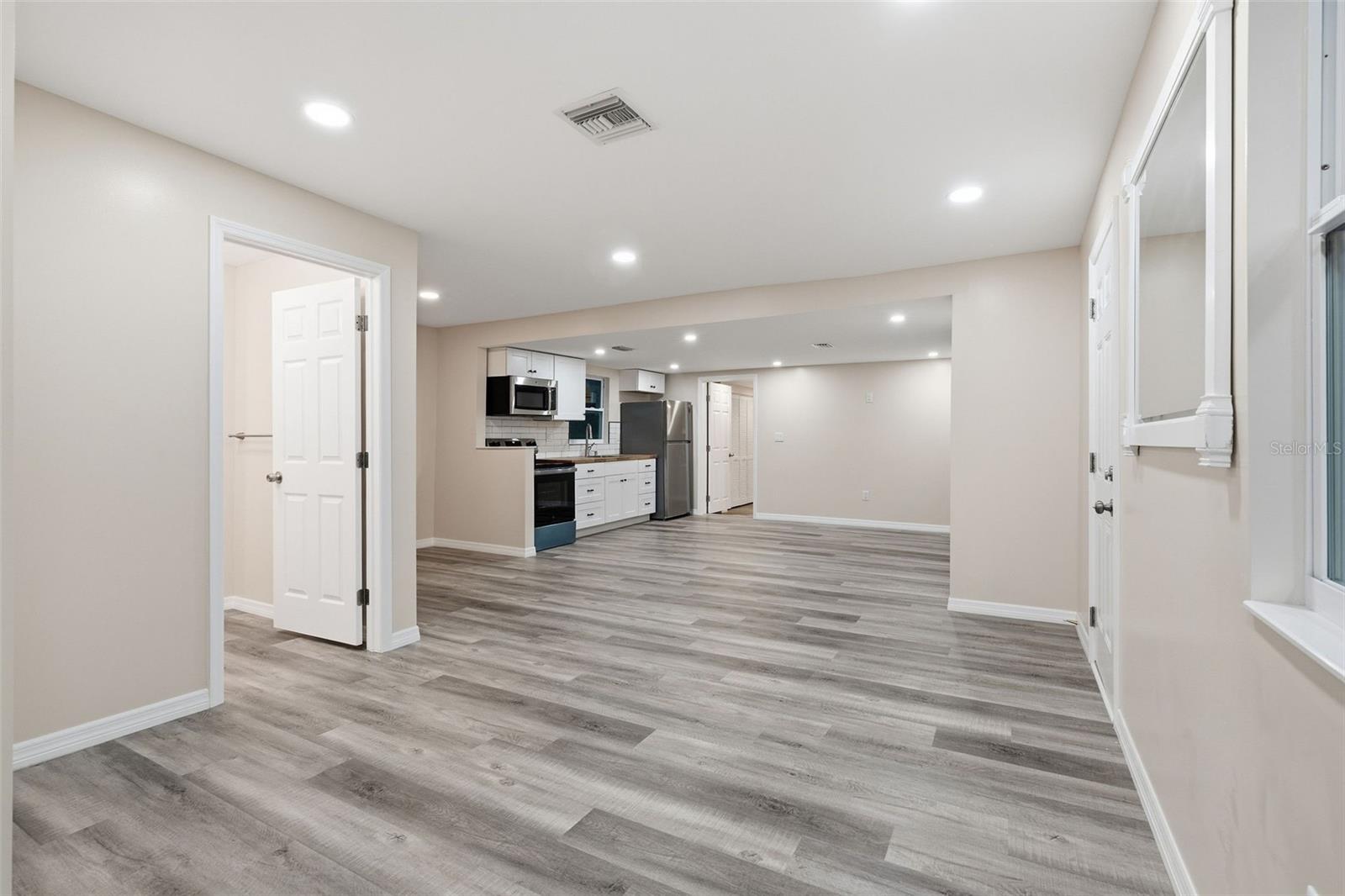 Image 6 of 18 For 903 Vine Avenue