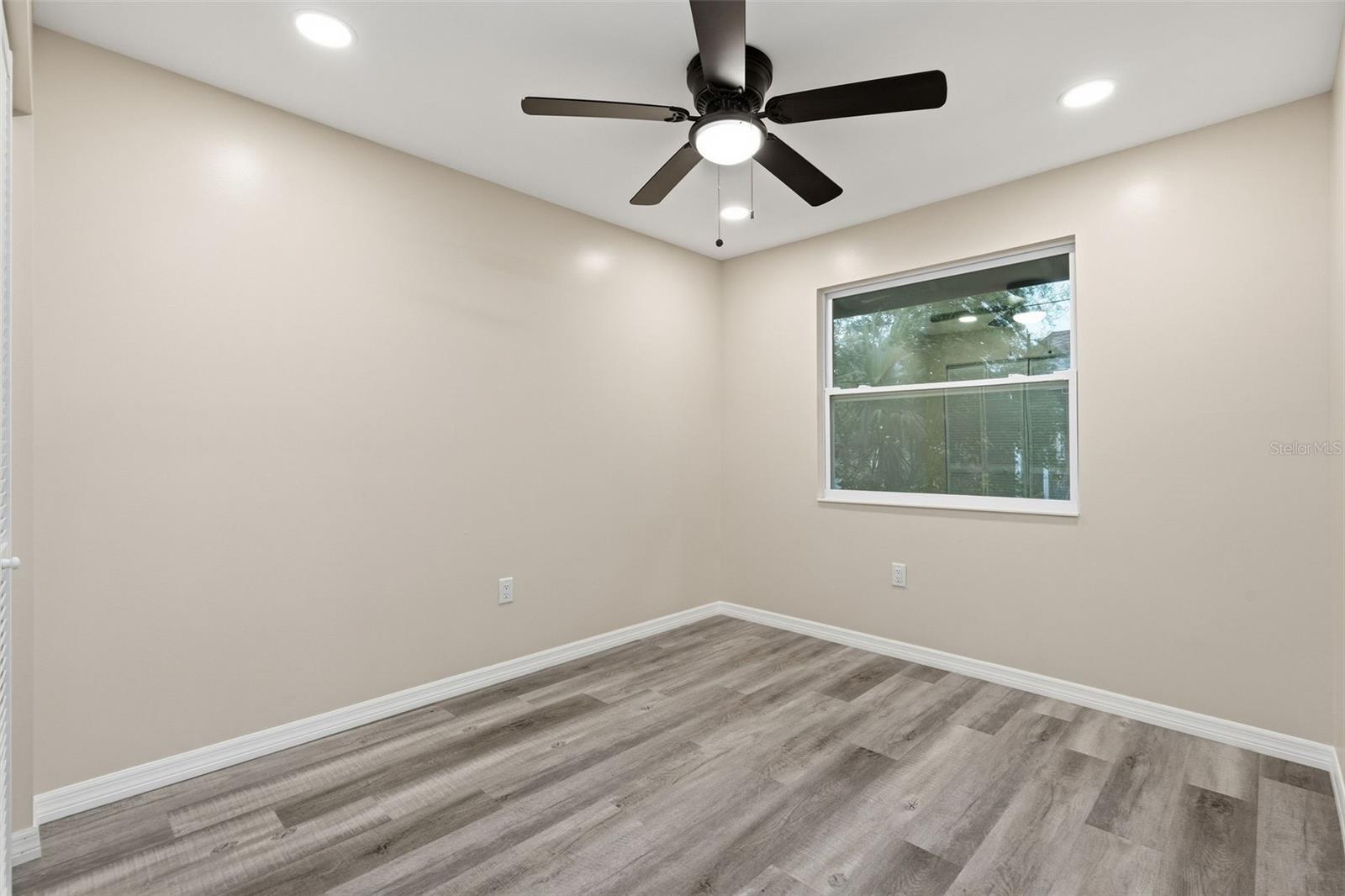 Image 7 of 18 For 903 Vine Avenue