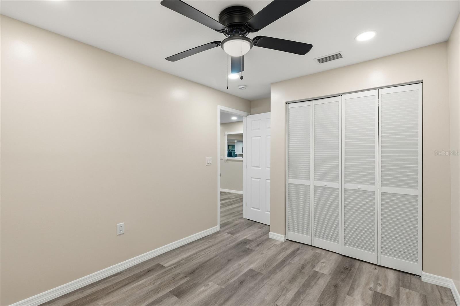 Image 8 of 18 For 903 Vine Avenue