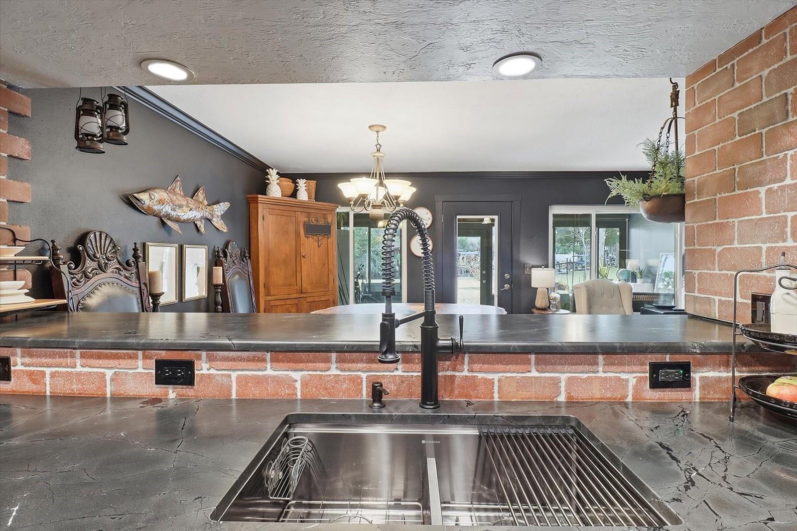 Listing photo id 9 for 1637 Paradise Circle 204