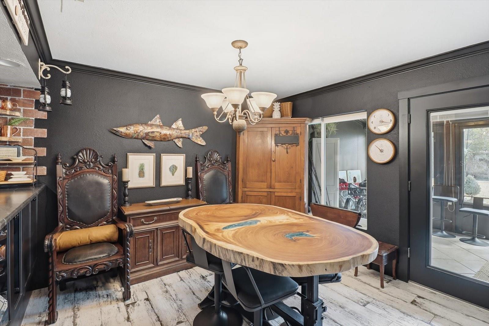 Listing photo id 11 for 1637 Paradise Circle 204