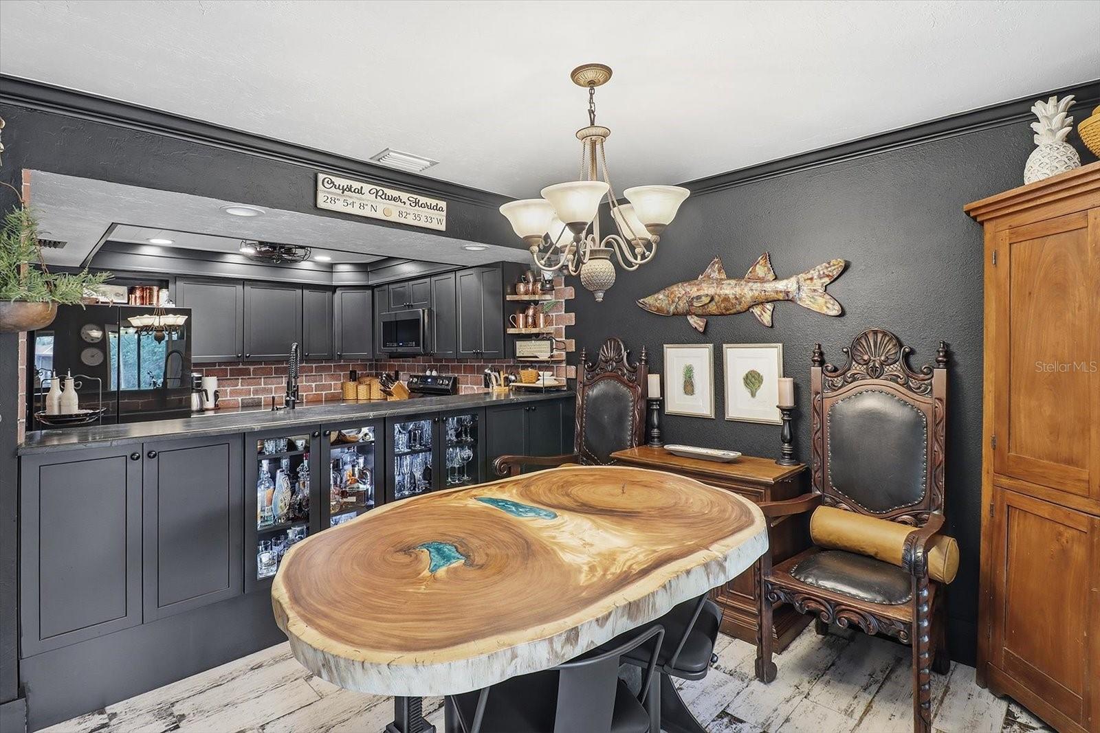 Listing photo id 12 for 1637 Paradise Circle 204