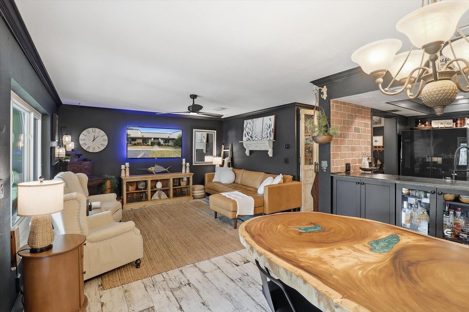 Listing photo id 13 for 1637 Paradise Circle 204