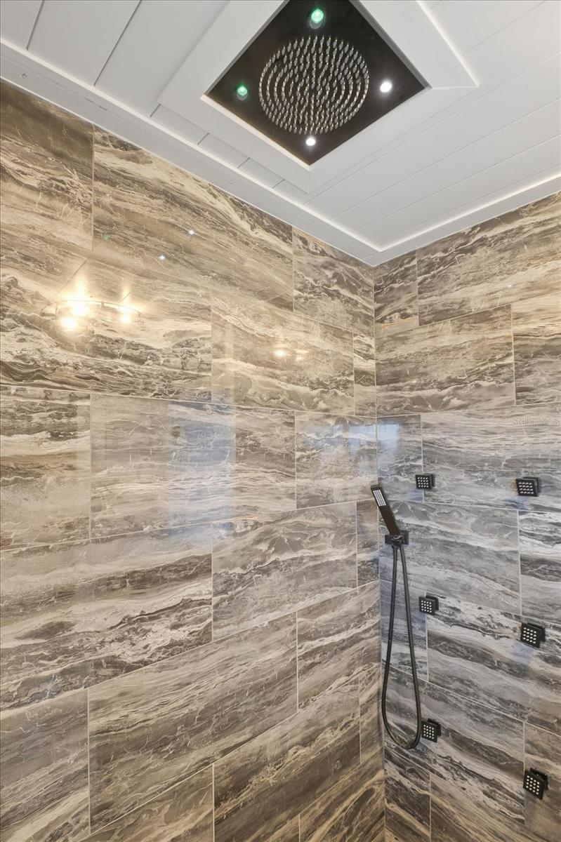 Listing photo id 25 for 1637 Paradise Circle 204